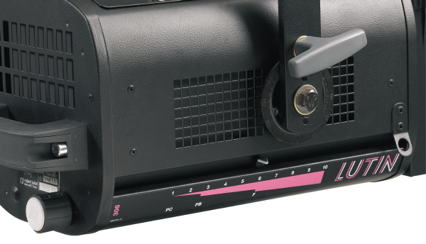 Robert Juliat LUTIN Fresnel Scheinwerfer, 6-45°, 150mm Linse, 1000W, GX9,5